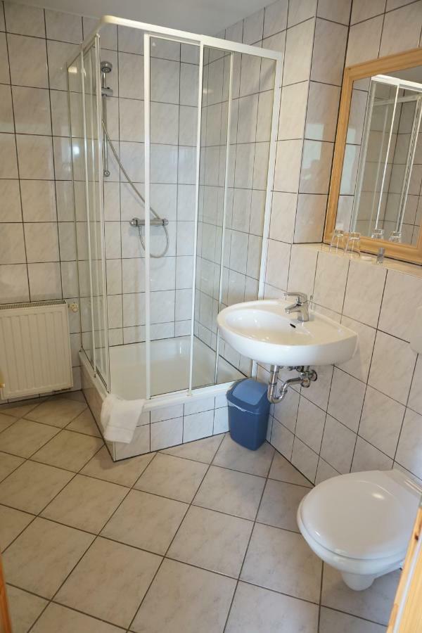 Hotel Am Bahnhof Waren  Eksteriør billede
