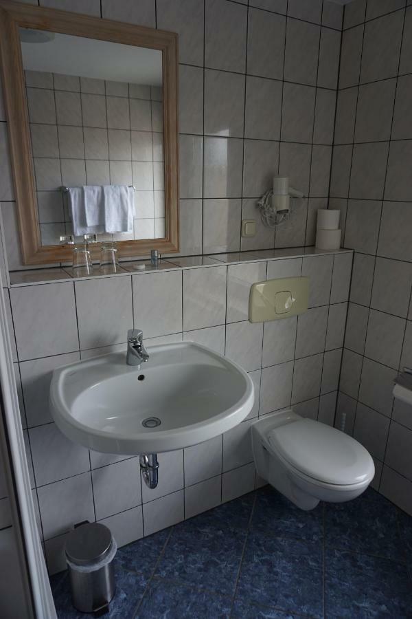 Hotel Am Bahnhof Waren  Eksteriør billede